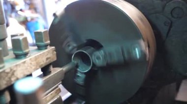 Değirmen makinesini iş başında kapatın. Garajdaki ya da atölyedeki eski tezgahlara bak. Tornacı veya tamirci metal işleme için torna kullanıyor. Yavaş çekim