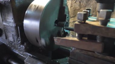 Değirmen makinesini iş başında kapatın. Garajda ya da atölyede çalışma süreci. Yavaş çekim