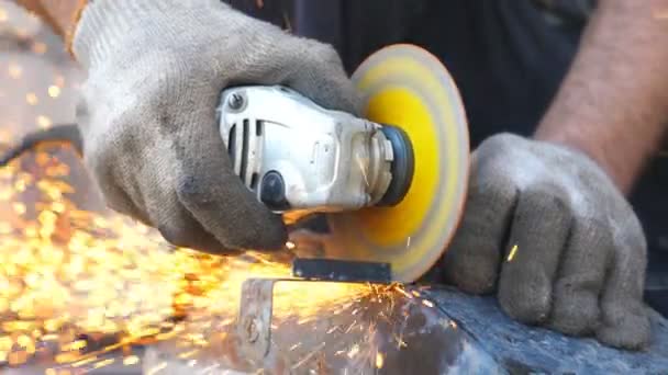 Vue détaillée sur le traitement des métaux avec scie circulaire et étincelles volantes. Broyage mécanique du métal à l'aide d'une scie circulaire. Travailleur coupe détail de fer dans le garage ou l'atelier. Ralenti Fermer — Video