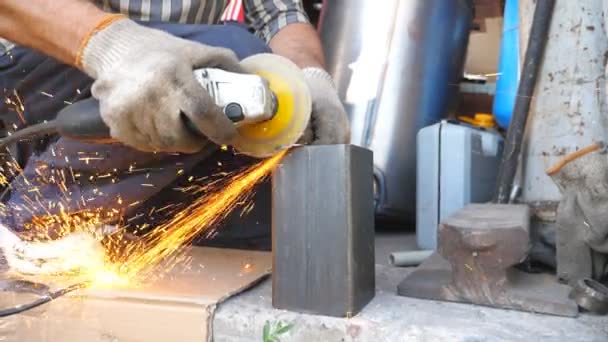 Primer plano en el procesamiento de metales con sierra circular y chispas brillantes volando alrededor. Molienda mecánica de metal con sierra circular. Trabajador de corte detalle de hierro en garaje o taller. Movimiento lento — Vídeos de Stock