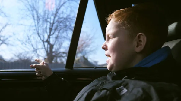 Boldog Fiú Kinézett Ablakon Egy Mozgó Autó Hátsó Ülésén Rámutatott — Stock Fotó