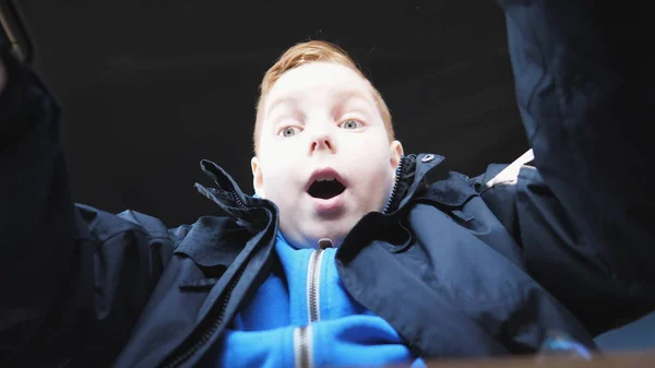 Boldog Kis Vörös Hajú Fiú Kinyitja Kartondobozt Meglepetést Örömöt Mutat — Stock Fotó