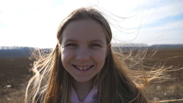 Primo Piano Felice Ragazza Guarda Macchina Fotografica Raddrizza Suoi Capelli — Foto Stock