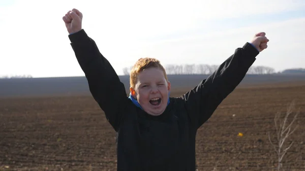 Kleine Roodharige Jongen Met Sproeten Kijkt Camera Heft Handen Verheugende — Stockfoto