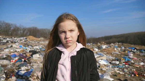 Retrato Una Niña Pequeña Mira Cámara Sobre Fondo Borroso Del —  Fotos de Stock