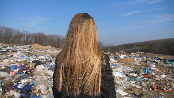 Vista Posteriore Della Bambina Con Lunghi Capelli Biondi Erge Sullo — Foto Stock