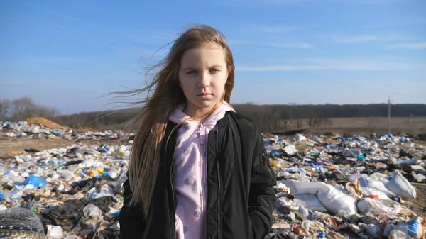 시골에 쓰레기 매립지에는 소녀의 모습이서 아이들은 더러운 쓰레기 처리장의 배경을 — 스톡 사진