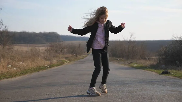 Vrolijk Vrouwelijk Kind Met Lang Blond Haar Danst Grappig Het — Stockfoto