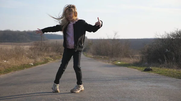 Enfant Féminin Joyeux Avec Longs Cheveux Blonds Danse Drôle Sur — Photo