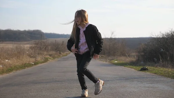 Vrolijk Vrouwelijk Kind Met Lang Blond Haar Danst Grappig Het — Stockfoto