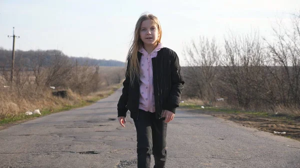 Primo Piano Felice Ragazza Sorridente Giacca Cammina Lungo Strada Vuota — Foto Stock