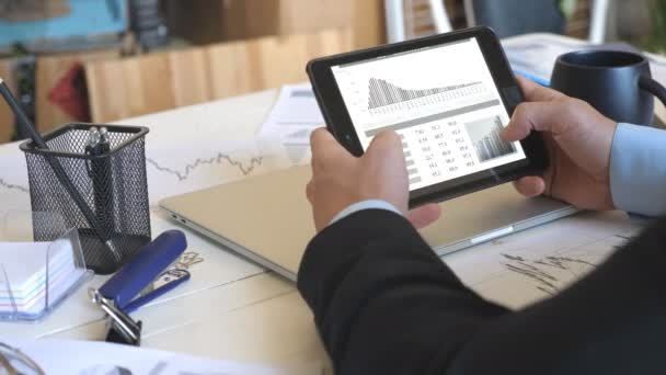 Mannelijke handen van jonge zakenman het ontwikkelen van een business project en het analyseren van statistische gegevens op een tablet pc. Succesvolle ondernemer die werkt aan modern digitaal apparaat in kantoor. Sluiten. — Stockvideo