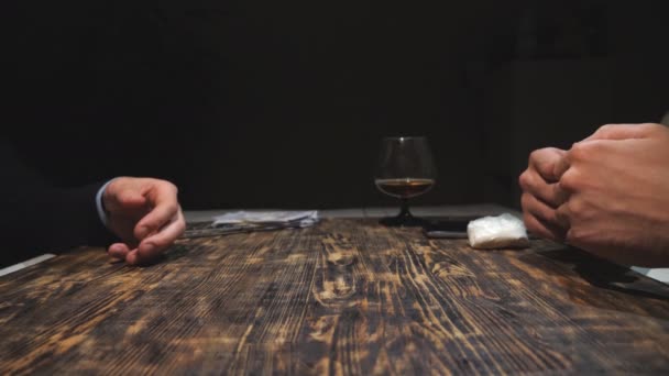 Männliche Hände eines Geschäftsmannes legen ein Bündel Devisen für die Drogendosis auf den Tisch. Waffen eines Drogenhändlers, der Geld für Kokain nimmt. Konzept des illegalen Drogengeschäfts. Nahaufnahme Zeitlupe — Stockvideo