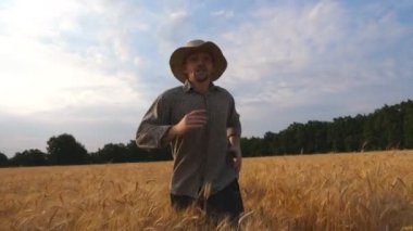 Sinirli çiftçi buğday tarlasına koşup birini yakalamaya çalışıyor. Kızgın tarım uzmanı çayırlarda koşuyor ve çiftlikten birini kovmaya çalışırken yere düşüyor.