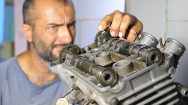 Portrait de mécanicien professionnel réparant le moteur du véhicule. Réparateur attentif fixant moteur d'automobile. Auto maître faisant son travail dans le garage ou l'atelier. Homme engagé dans l'entretien automobile. Mouvement lent — Video