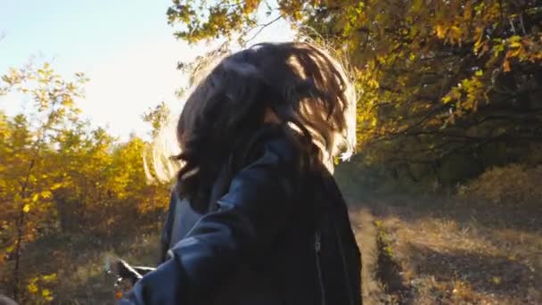 Sígueme la foto de la chica feliz lleva a su novio a lo largo del camino cerca del bosque de otoño. Mujer joven sostiene la mano masculina y corre a lo largo del camino cerca del bosque. Hermosa naturaleza de fondo. Concepto de amor. POV — Vídeos de Stock