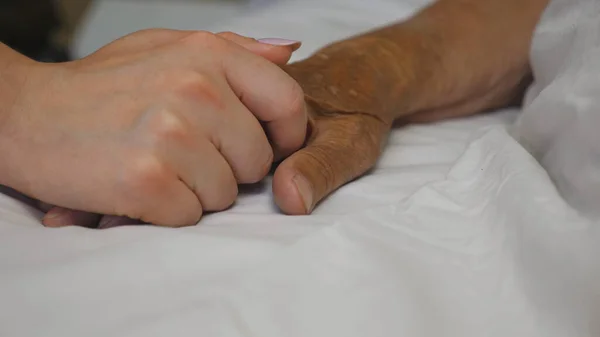 Kız Yatakta Yatan Hasta Olgun Kadının Elini Tutar Nazikçe Dokunur — Stok fotoğraf