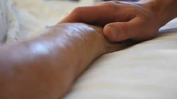 Nepotul Ține Consolează Mâna Bunicii Sale Clinica Medicală Tânărul Atinge — Fotografie, imagine de stoc