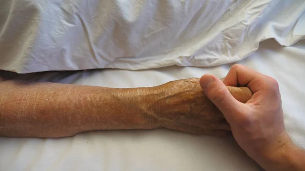 Верхний Вид Внука Держит Трогает Руку Больной Зрелой Бабушки Медицинской — стоковое фото