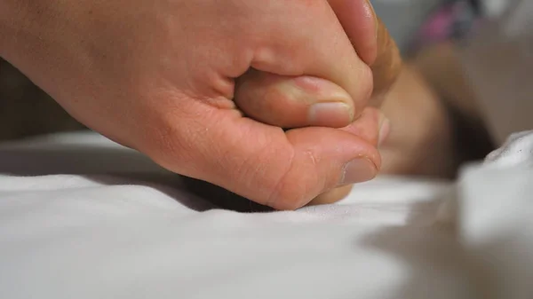 Jovem Segura Gentilmente Toca Mão Mulher Madura Doente Deitada Hospital — Fotografia de Stock