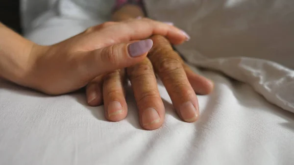 Neta Conforta Braço Enrugado Avó Madura Doente Deitado Hospital Cama — Fotografia de Stock