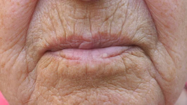 할머니의 입술을 닫으세요 할머니의 카메라에 키스를 보낸다 피부가 쭈글쭈글 할머니는 — 스톡 사진