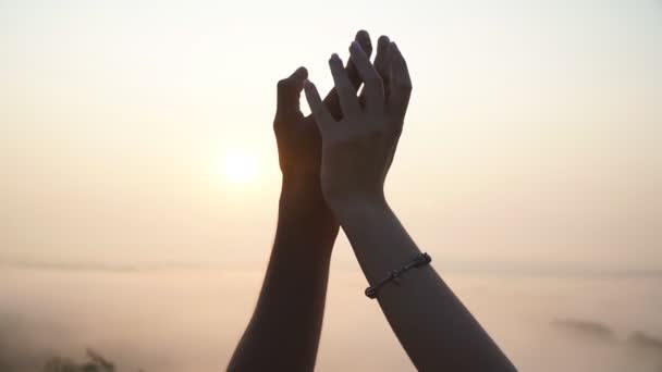 Silhouet van mannelijke en vrouwelijke handen die elkaar vasthouden bij zonsondergang. Jong stel sluit zich buiten aan. Concept van liefde en geluk. Geliefden paar genieten van prachtig romantisch moment — Stockvideo