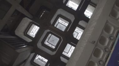 Güzel dekoratif tavan, geometrik dekoratif iç mekan. Kamera eski binanın mimarisini gösteriyor. Yavaş çekim