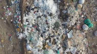Çöpe atılan çöplerin hava görüntüleri kırsal kesimlerin arasında duruyor. Plastik ve diğer endüstriyel atıklarla çöplerin üzerinde uçmak. Küresel çevre kirliliği sorunu. Ekolojik felaket. Üst görünüm