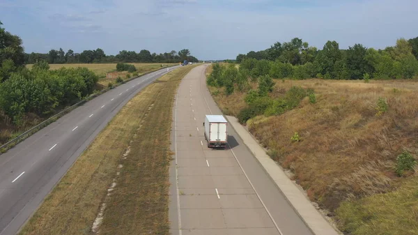 Zdjęcie Lotnicze Ciężarówki Przyczepą Towarową Jadącej Autostradzie Przewożącej Towary Kamera — Zdjęcie stockowe