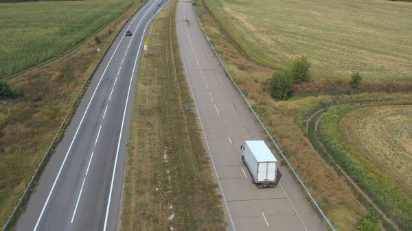 Luchtfoto Van Een Vrachtwagen Met Goederenaanhangwagen Die Rechte Weg Rijdt — Stockfoto