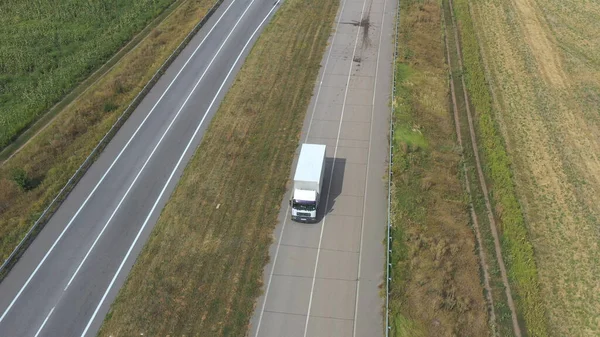 Tiro Aéreo Caminhão Com Reboque Carga Dirigindo Estrada Vazia Transporte — Fotografia de Stock