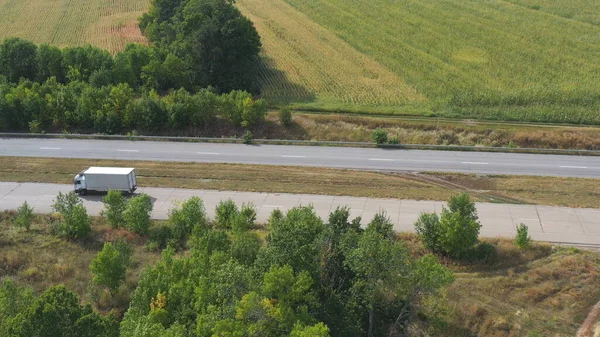 Повітряний Постріл Вантажівки Вантажним Причепом Рухається Дорогах Транспортує Вантажі Політ — стокове фото