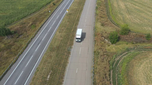 Vista Aérea Camião Com Reboque Carga Conduzir Estrada Vazia Transportar — Fotografia de Stock