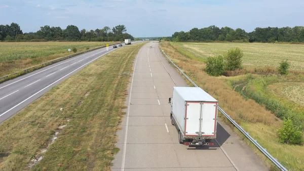 Luchtopname Van Vrachtwagen Met Lading Trailer Rijden Weg Het Vervoer — Stockfoto