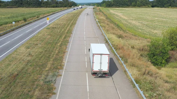 Zdjęcie Lotnicze Ciężarówki Przyczepą Towarową Jadącą Drogach Przewożącą Towary Latanie — Zdjęcie stockowe