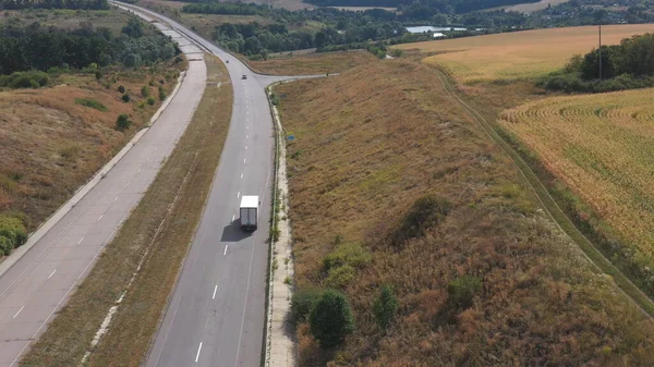 Luchtopname Van Vrachtwagen Met Lading Trailer Rijden Lege Weg Het — Stockfoto