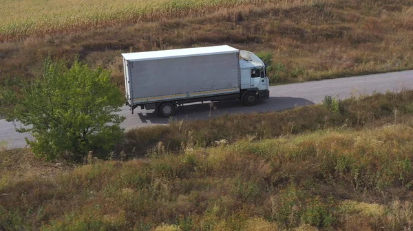 트레일러가 도로를 달리고 물건을 운송하는 트럭이 공중에서 촬영되었습니다 로지나가는 도로를 — 스톡 사진