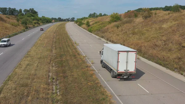 Luchtopname Van Vrachtwagen Met Vrachtauto Rijden Weg Landelijke Omgeving Vliegen — Stockfoto