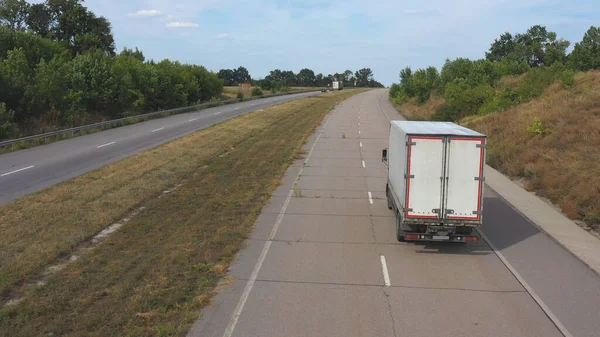 Tiro Aéreo Caminhão Com Reboque Carga Dirigindo Estrada Ambiente Rural — Fotografia de Stock