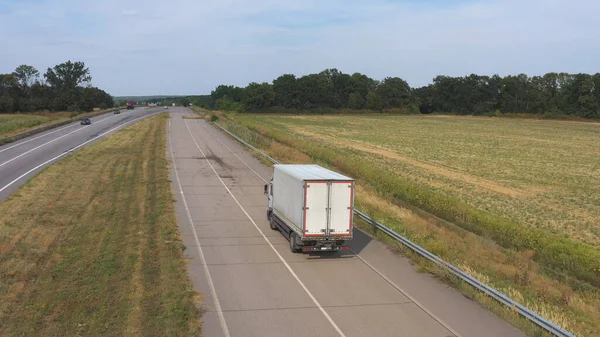 Zdjęcie Lotnicze Ciężarówki Przyczepą Towarową Jadącą Drogach Przewożącą Towary Latanie — Zdjęcie stockowe