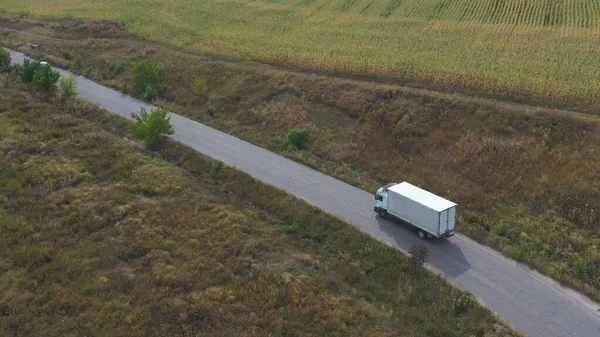 Zdjęcie Lotnicze Ciężarówki Przyczepą Towarową Jadącą Drogach Przewożącą Towary Latanie — Zdjęcie stockowe