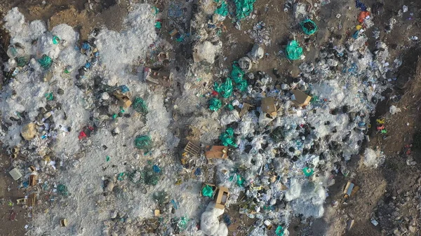 Çöpe atılan çöplerin hava görüntüleri kırsal kesimlerin arasında duruyor. Büyük bir çöp yığınının üzerinde uçuyor. Küresel çevre kirliliği sorunu. Plastik ve diğer endüstriyel atıkların üst görüntüsü. Ekolojik felaket.