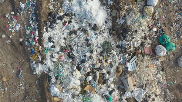 空中的垃圾堆散落在乡间 用塑料和其他工业废料在巨大的垃圾堆上飞来飞去 全球环境污染问题 生态灾难 顶部视图 — 图库照片