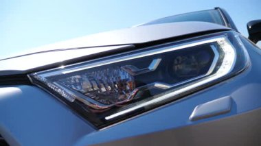 Araba farlarının şu andan itibaren dönüşümüne yakından bakmak, parlak tasarım ve gelişmiş teknolojiyi vurgulamak, modern otomotiv aydınlatma yeniliğinin özünü yakalamak