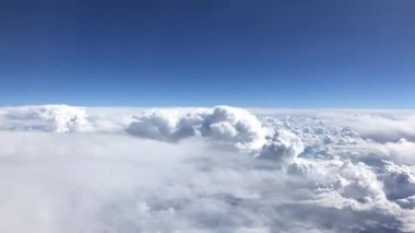 Hava perspektifi değişen dokular ve yoğunluklarla gelişen bulut oluşumlarını gözler önüne seriyor. Gökyüzünün dingin güzelliğini kusursuz bir hareketle yakalıyor.