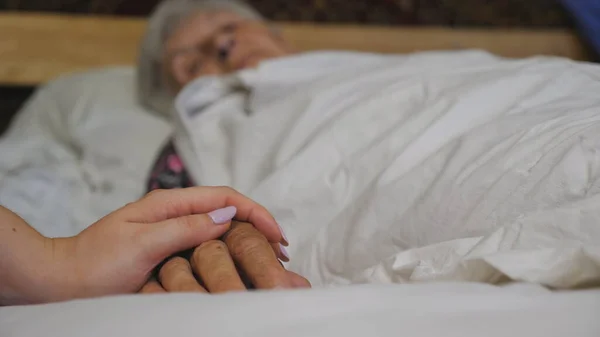 Madchen Halt Und Beruhrt Zart Den Faltigen Arm Der Kranken Reifen Oma Die Im Krankenbett Liegt Enkelin Trostet Ihre Betagte Grossmutter In Klinik Konzept Von Fursorge Und Liebe Nahaufnahme Haut Krankheit
