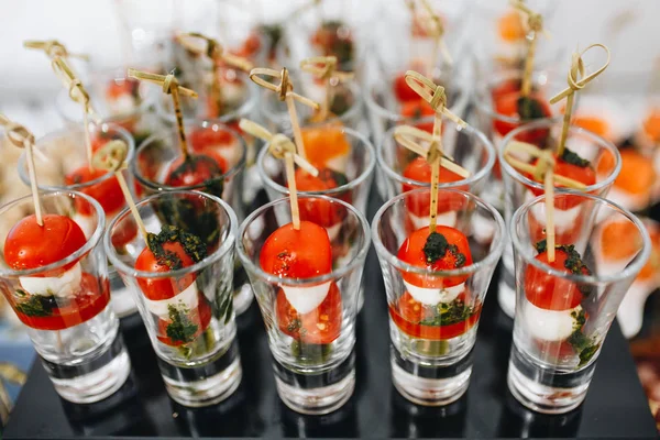 Deliciosos canapés como plato de eventos —  Fotos de Stock