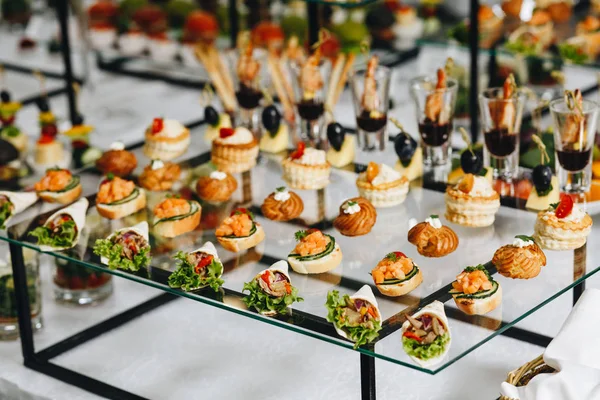 Deliciosos canapés como plato de eventos — Foto de Stock