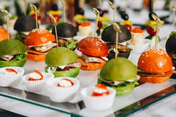 Deliciosos canapés como plato de eventos —  Fotos de Stock